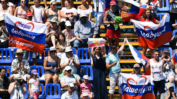 Российские болельщики на XVII чемпионате мира по водным видам спорта в Будапеште - Sputnik Латвия