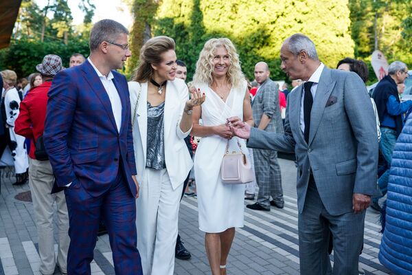 Мэр Риги Нил Ушаков, оперная певица Кристине Ополайс, Ивета Ушакова-Страутиня и Александр Шенкман Мэр Риги Нил Ушаков, оперная певица Кристине Ополайс, Ивета Ушакова-Страутиня и Александр Шенкман - Sputnik Латвия