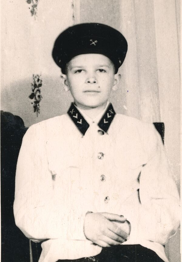 Отец автора в форме юного железнодорожника. Середина 1950-х Отец автора в форме юного железнодорожника. Середина 1950-х - Sputnik Латвия