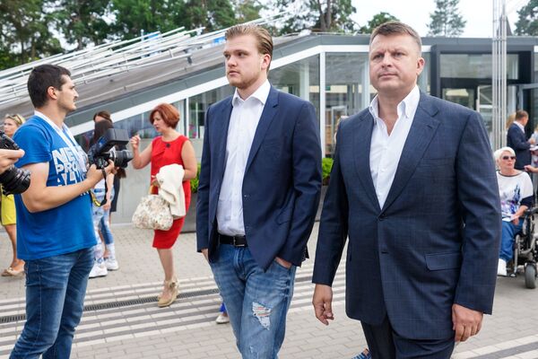 Предприниматель Айнар Шлесерс с сыном - Sputnik Латвия