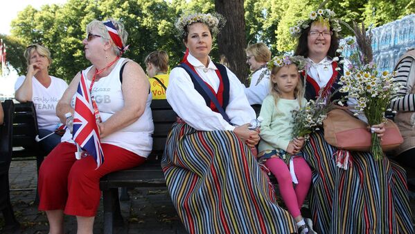 Участники 3-й Европейской олимпиады хоров прошли по Старой Риге шествием - Sputnik Латвия