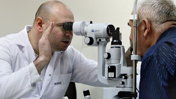 Врач-офтальмолог проводит прием пациента - Sputnik Латвия