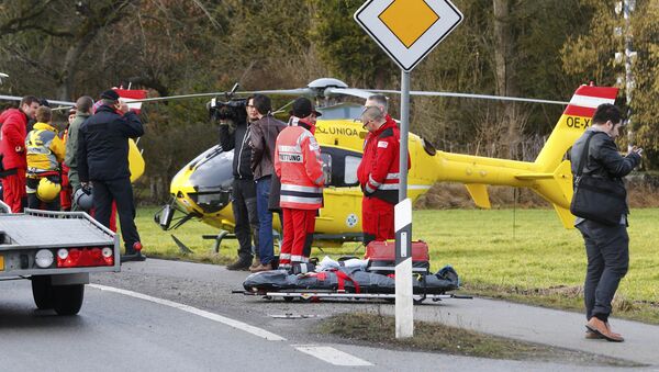 Спасатели и журналисты перед спасательным вертолетом в Германии - Sputnik Latvija