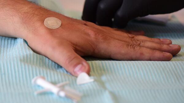 Место имплантации микрочипа на руке - Sputnik Latvija