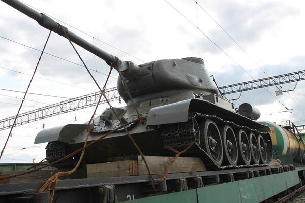 Танк Т-34-85 на железнодорожном пункте пропуска Карталы российско-казахстанской границы Танк Т-34-85 на железнодорожном пункте пропуска Карталы российско-казахстанской границы - Sputnik Латвия