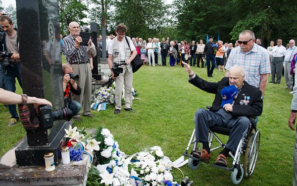 Hitlera karaspēku veterānu salidojums Sīnimē Hitlera karaspēku veterānu salidojums Sīnimē - Sputnik Latvija
