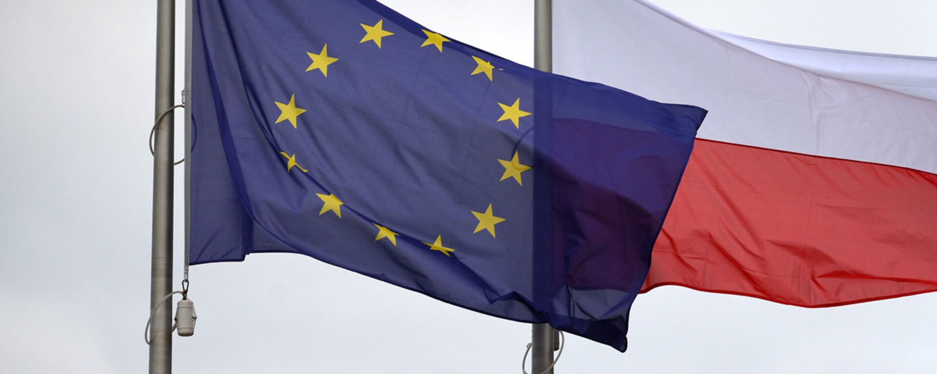 Флаги Евросоюза и Польши - Sputnik Latvija, 1920, 04.03.2021