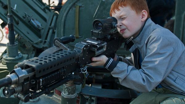 Мальчик осматривает пулемет - Sputnik Латвия