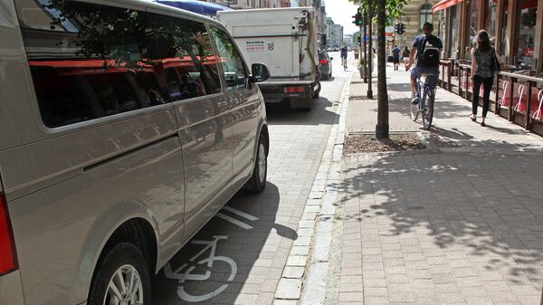 Едущего по тротуару велосипедиста можно понять — его полоса занята автомобилями - Sputnik Латвия