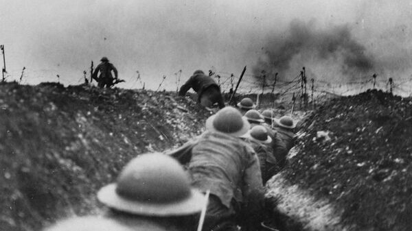 Британские военные на поле боя во время Первой мировой войны - Sputnik Латвия