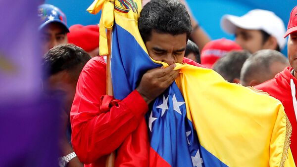 Президент Венесуэлы Николас Мадуро целует флаг - Sputnik Latvija