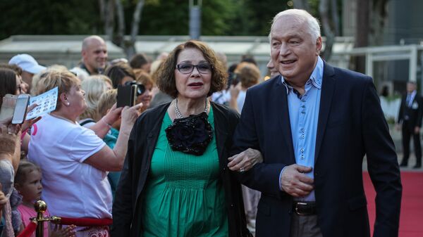 Актриса Лариса Голубкина и автор-исполнитель Сергей Никитин на красной дорожке фестиваля Актриса Лариса Голубкина и автор-исполнитель Сергей Никитин на красной дорожке фестиваля - Sputnik Латвия