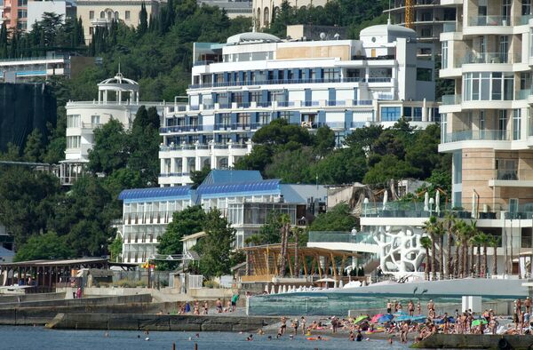 Вид с моря на ялтинские отели Приморский парк и Левант Вид с моря на ялтинские отели Приморский парк и Левант - Sputnik Латвия