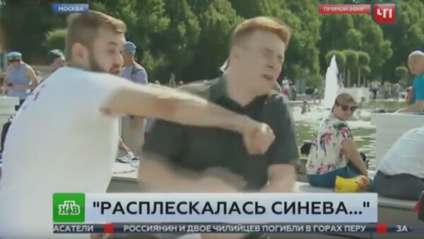 Пьяный десантник напал на корреспондента НТВ в прямом эфире - Sputnik Латвия