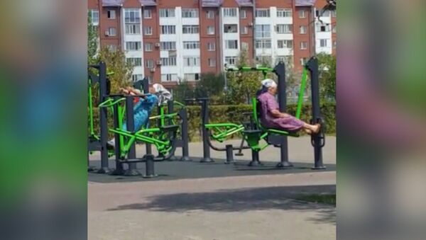 Две бабушки-апашки в Астане занимались на тренажерах в парке в Астане - Sputnik Latvija