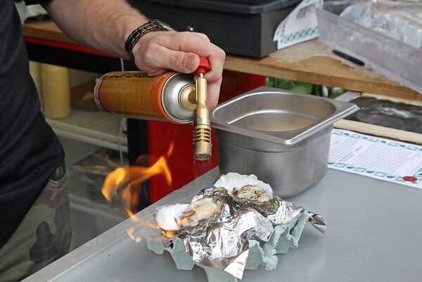 Изысканные устрицы от Fans of Oysters можно было отведать как в традиционном варианте, так и с множеством добавок в опаленном (фламбированном) варианте Изысканные устрицы от Fans of Oysters можно было отведать как в традиционном варианте, так и с множеством добавок в опаленном (фламбированном) варианте - Sputnik Латвия