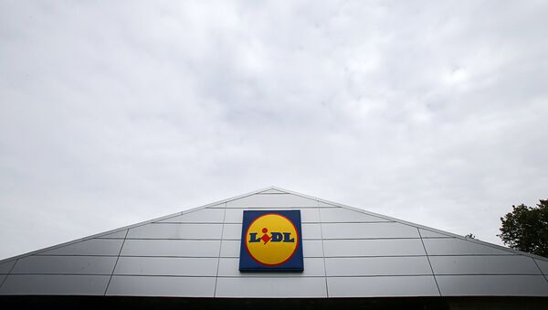 Логотип сети супермаркетов Lidl на фасаде крыши магазина - Sputnik Latvija