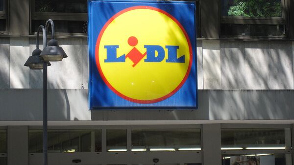 Логотип немецкой торговой сети Lidl на фасаде магазина - Sputnik Латвия