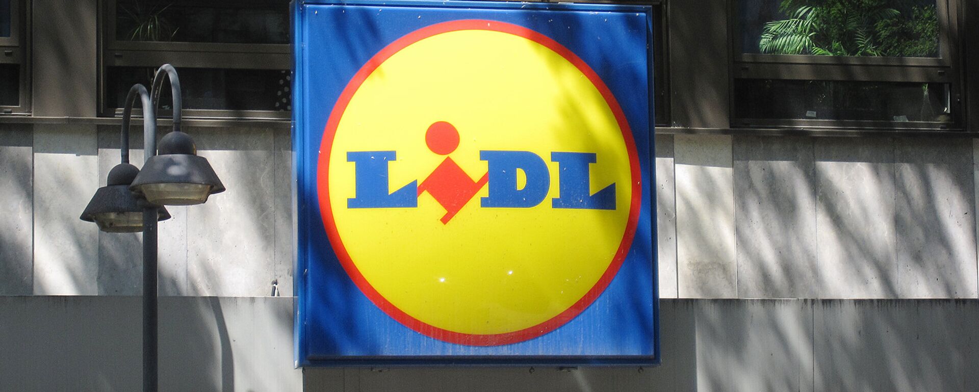 Логотип немецкой торговой сети Lidl на фасаде магазина - Sputnik Латвия, 1920, 15.08.2017