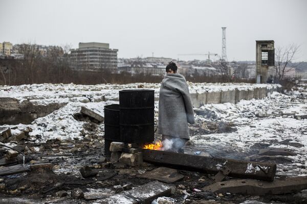 Беженцы в Белграде Алехандро Мартинес Велес, Испания - 1 место в номинации Главные новости. Серия фотографий Специальный приз Международного Комитета Красного Креста (МККК) За гуманитарную фотографию Беженцы в Белграде Алехандро Мартинес Велес, Испания - 1 место в номинации Главные новости. Серия фотографий Специальный приз Международного Комитета Красного Креста (МККК) За гуманитарную фотографию - Sputnik Латвия