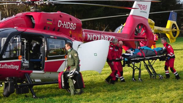 Glābēji helikopteros nogādā slimnīcās vilcienu avārijā cietušos - Sputnik Latvija