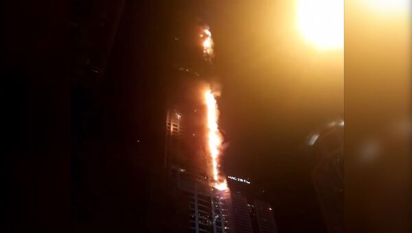 Dubaijas lāpa: AĀE ugunsgrēka rezultātā cietis debesskrāpis - Sputnik Latvija