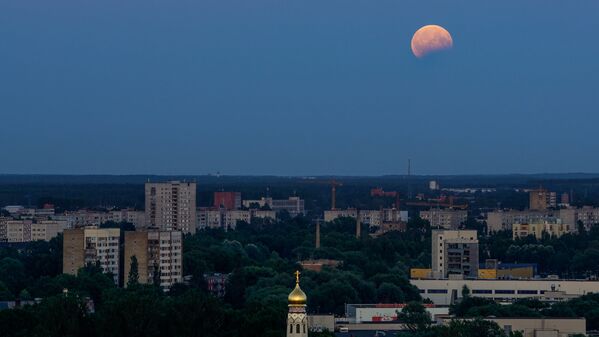 Лунное затмение над Ригой - Sputnik Латвия