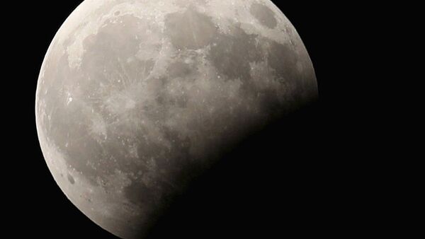 Луна во время частичного лунного затмения в небе Каира - Sputnik Латвия