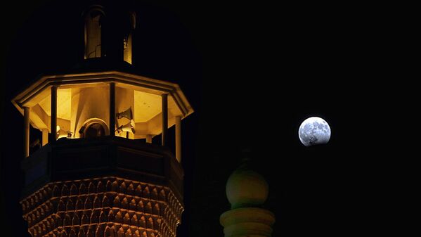 Луна во время частичного лунного затмения в небе Кувейта - Sputnik Латвия