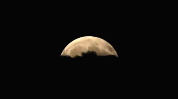 Луна во время частичного лунного затмения в Анкаре - Sputnik Латвия