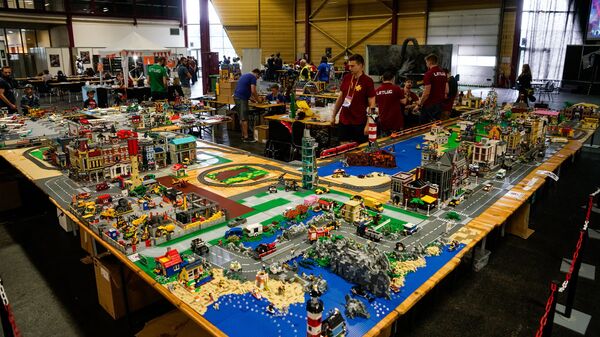 Город LEGO со стильной архитектурой и огромной железной дорогой Город LEGO со стильной архитектурой и огромной железной дорогой - Sputnik Латвия