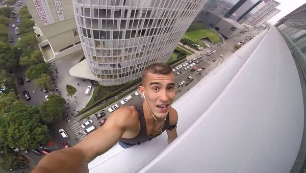 Россиянин снял свое восхождение на небоскреб в Мехико на GoPro - Sputnik Latvija