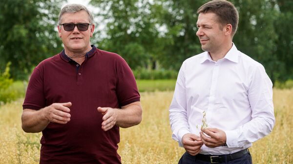 Фермер хозяйства Liepziedi Гундарс Лиепа и член правления Rigas dzirnavnieks Жилвинас Пакелтис Фермер хозяйства Liepziedi Гундарс Лиепа и член правления Rigas dzirnavnieks Жилвинас Пакелтис - Sputnik Латвия