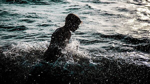 Мальчик купается в море - Sputnik Латвия