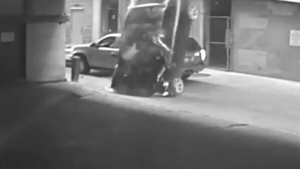 Автомобиль рухнул с седьмого этажа стоянки - Sputnik Латвия