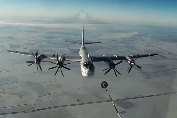 Нанесение авиаудара крылатыми ракетами по объектам террористов в САР самолетами Ту-95МС ВКС России - Sputnik Латвия