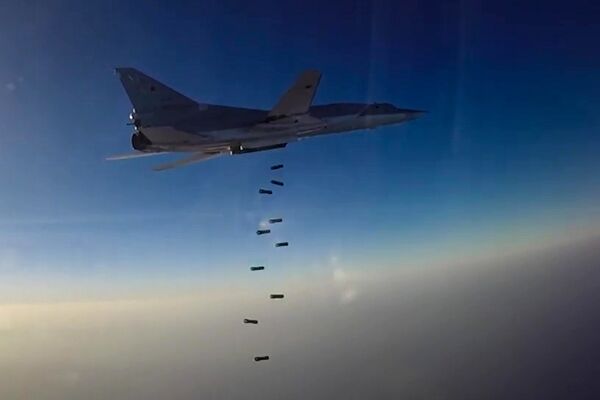 Нанесение авиаудара самолетами ТУ-22М3 по объектам террористов в Сирии - Sputnik Латвия