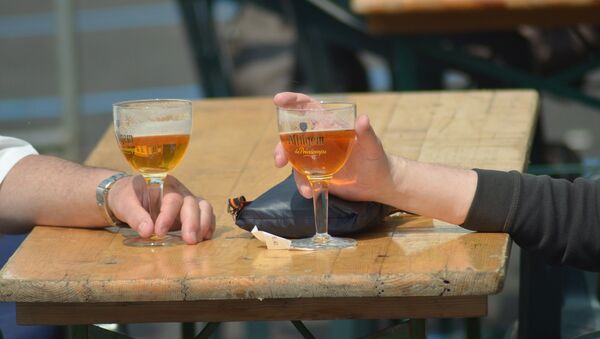 Бокалы с пивом в руках - Sputnik Латвия