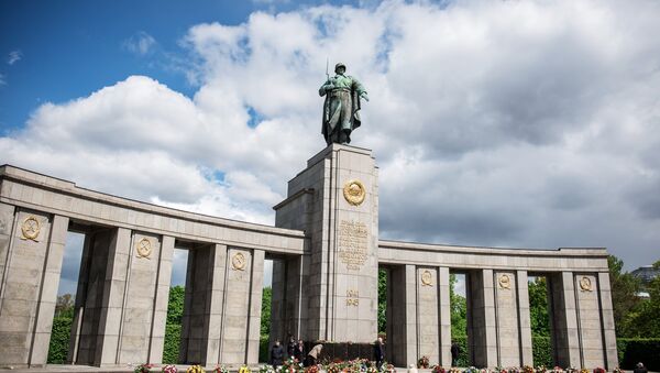Мемориал павшим советским воинам в Тиргартене в Берлине - Sputnik Латвия