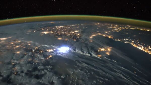 Молнии над Земным шаром, или Как выглядит гроза из космоса - Sputnik Латвия
