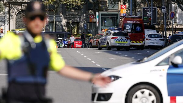 Полиция на месте наезд фургона на толпу людей в Барселоне - Sputnik Latvija