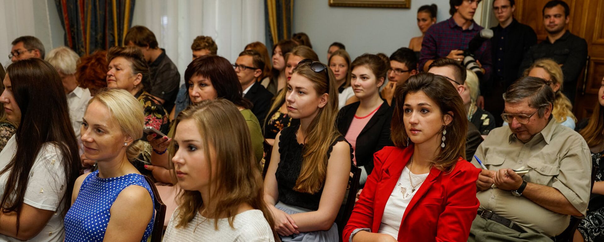 Будущие студенты российских вузов на встрече в посольстве РФ в Латвии - Sputnik Латвия, 1920, 20.04.2021