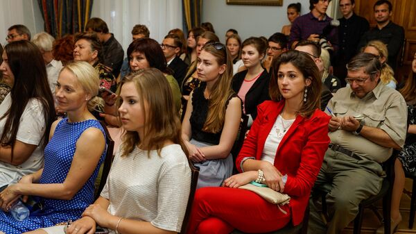 Будущие студенты российских вузов на встрече в посольстве РФ в Латвии Будущие студенты российских вузов на встрече в посольстве РФ в Латвии - Sputnik Латвия