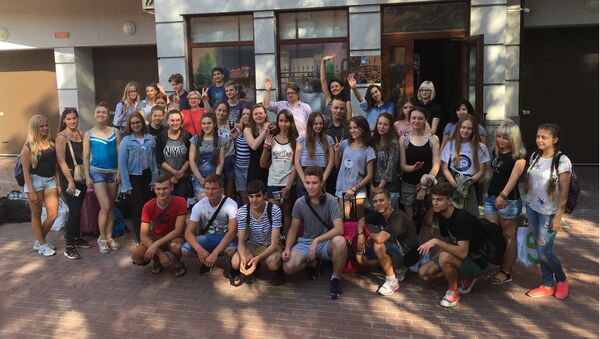 Украинские школьники, направляющиеся в Москву и Санкт-Петербург для участия в программе Россотрудничества - Sputnik Latvija