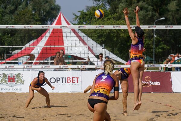 Турнир по пляжному волейболу на Луцавсале - Sputnik Латвия