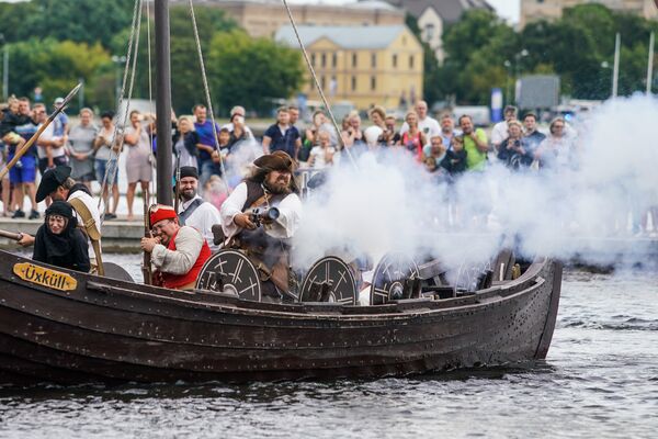 Пираты открывают ответный огонь по паруснику Пираты открывают ответный огонь по паруснику - Sputnik Латвия