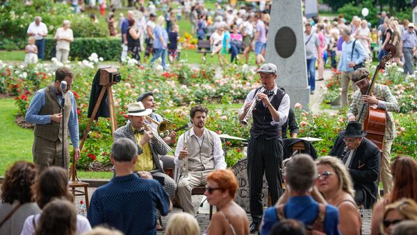 Музыканты играют в Верманском парке на праздновании Дня города Риги - Sputnik Латвия