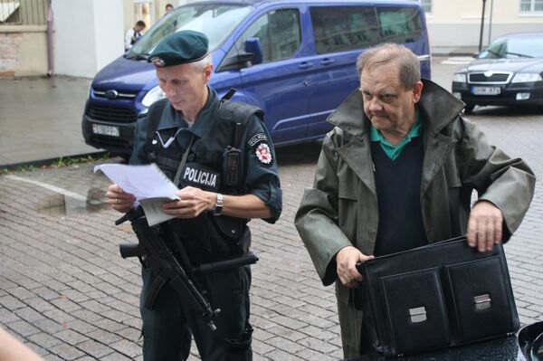 Полицейский патруль проверяет разрешение на проведение акции протеста Полицейский патруль проверяет разрешение на проведение акции протеста - Sputnik Латвия