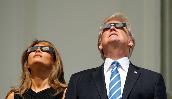 Дональд Трамп наблюдает за солнечным затмением из Белого дома в Вашингтоне - Sputnik Латвия
