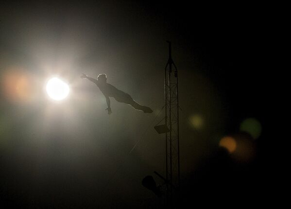 Энди Джонс из США прыгает с 20-метровой платформы в бассейн перед полным солнечным затмением в McMinnville, OR, США, 21 августа, 2017 года - Sputnik Латвия